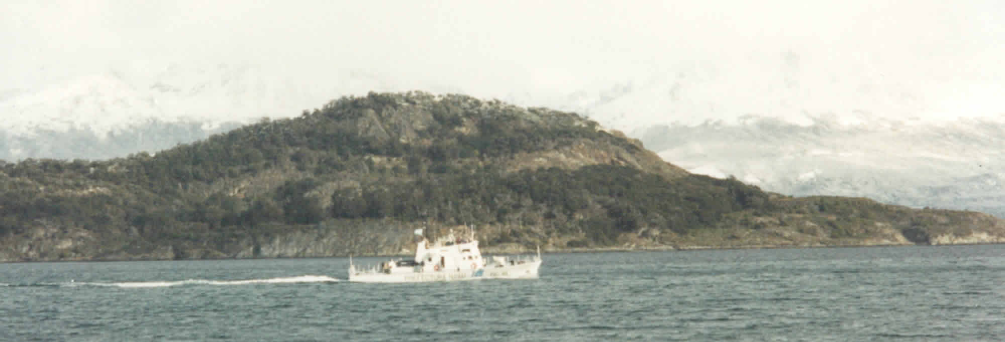 Photo of an Argentine coast guard vessel in front of the Isla de Tierra del Fuego